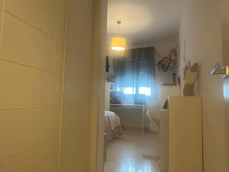 Spectacular duplex in Valle Romano, Estepona! This 150 m² (123 m² usable) property is perfect for those seeking comfort and style. On the ground floor, you'll find a modern, fully equipped kitchen, a spacious living room that opens onto a charming terrace
