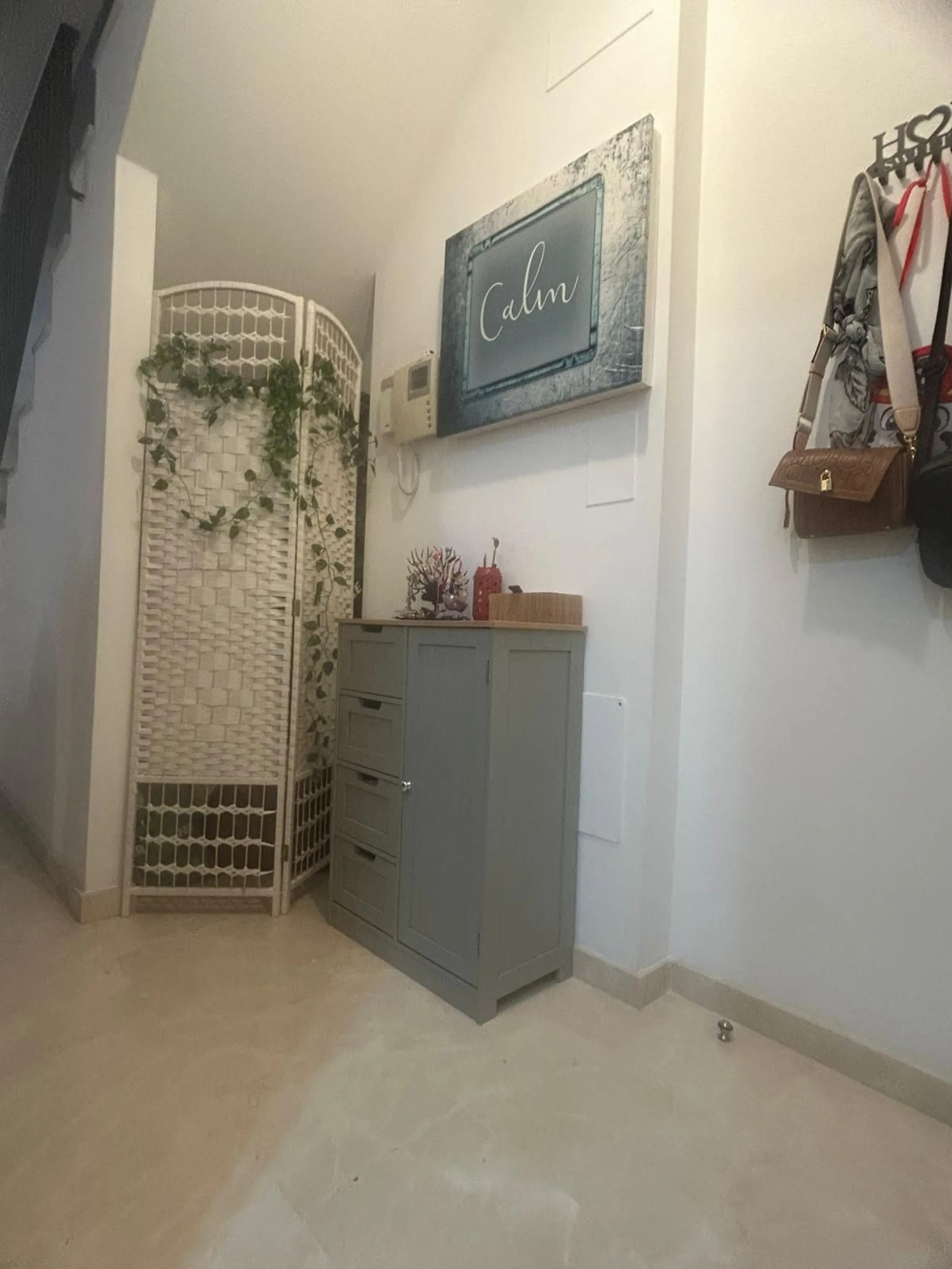 Spectacular duplex in Valle Romano, Estepona! This 150 m² (123 m² usable) property is perfect for those seeking comfort and style. On the ground floor, you'll find a modern, fully equipped kitchen, a spacious living room that opens onto a charming terrace