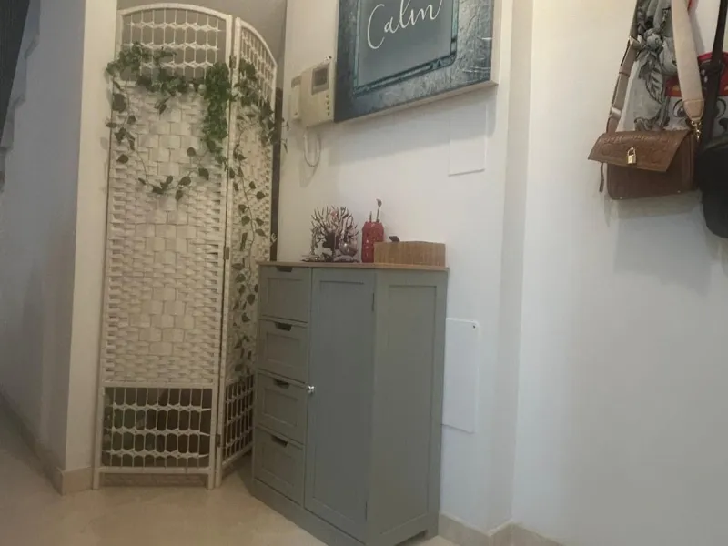Spectacular duplex in Valle Romano, Estepona! This 150 m² (123 m² usable) property is perfect for those seeking comfort and style. On the ground floor, you'll find a modern, fully equipped kitchen, a spacious living room that opens onto a charming terrace