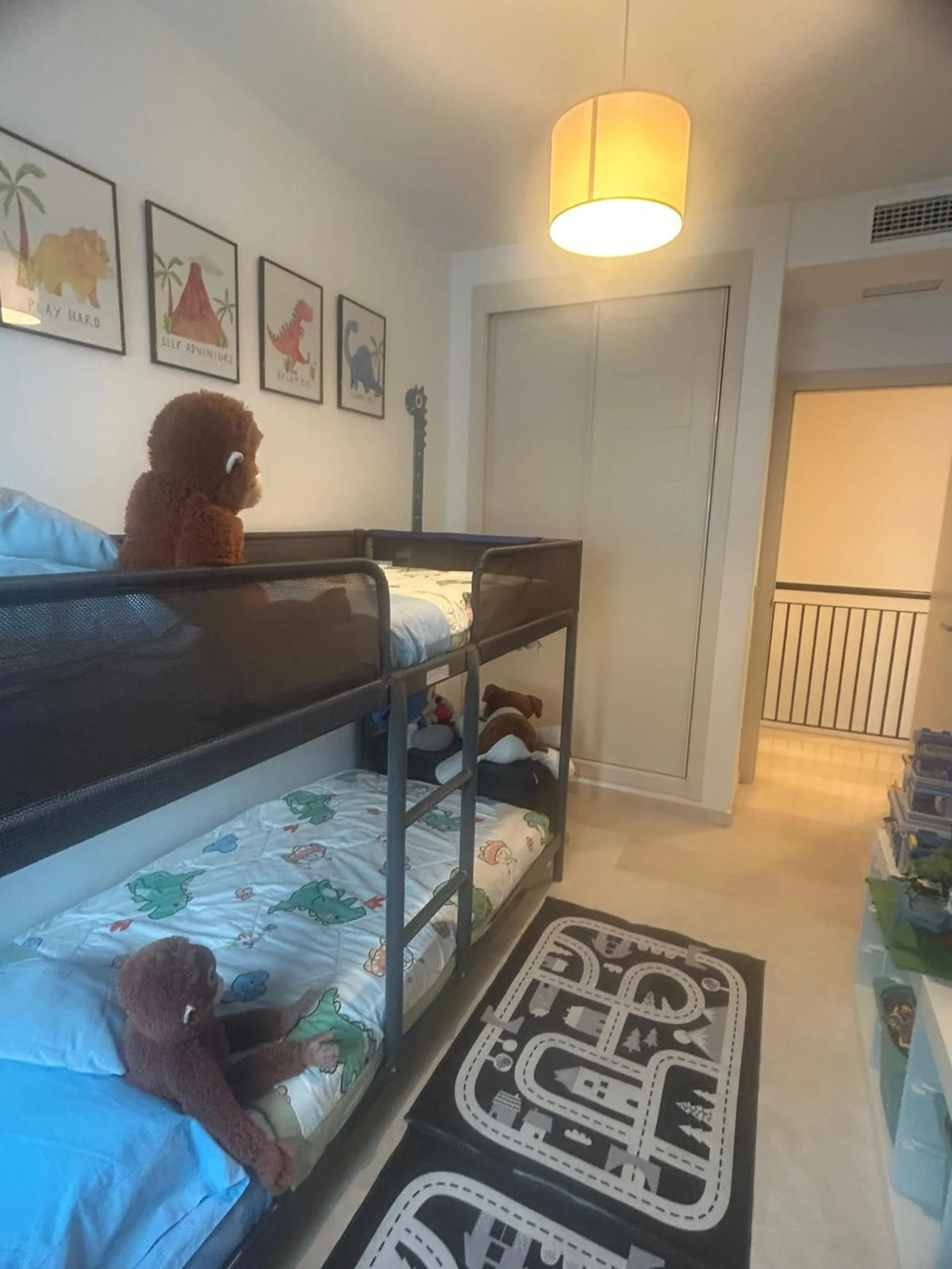 Spectacular duplex in Valle Romano, Estepona! This 150 m² (123 m² usable) property is perfect for those seeking comfort and style. On the ground floor, you'll find a modern, fully equipped kitchen, a spacious living room that opens onto a charming terrace