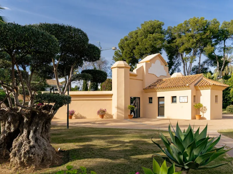 Very private South West facing garden apartment in this prestigious beachside development just meters from the sea only a short stroll to Puerto Banus. This 2 bed 2 bathroom 120m2 apartment has covered and uncovered terraces of 40m2 plus a private garden 