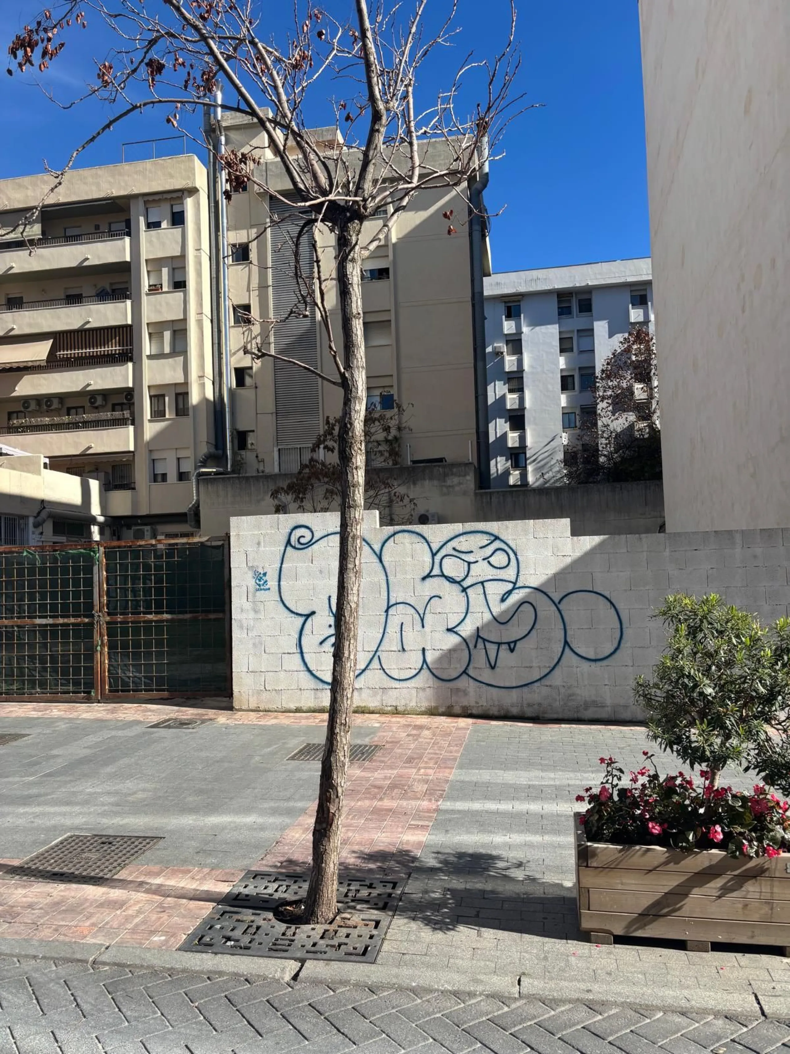 Urban land in Marbella Center next to the Marina, 400m with 1,607m of floor space, project for 273 square meters of commercial premises, two floors of apartments