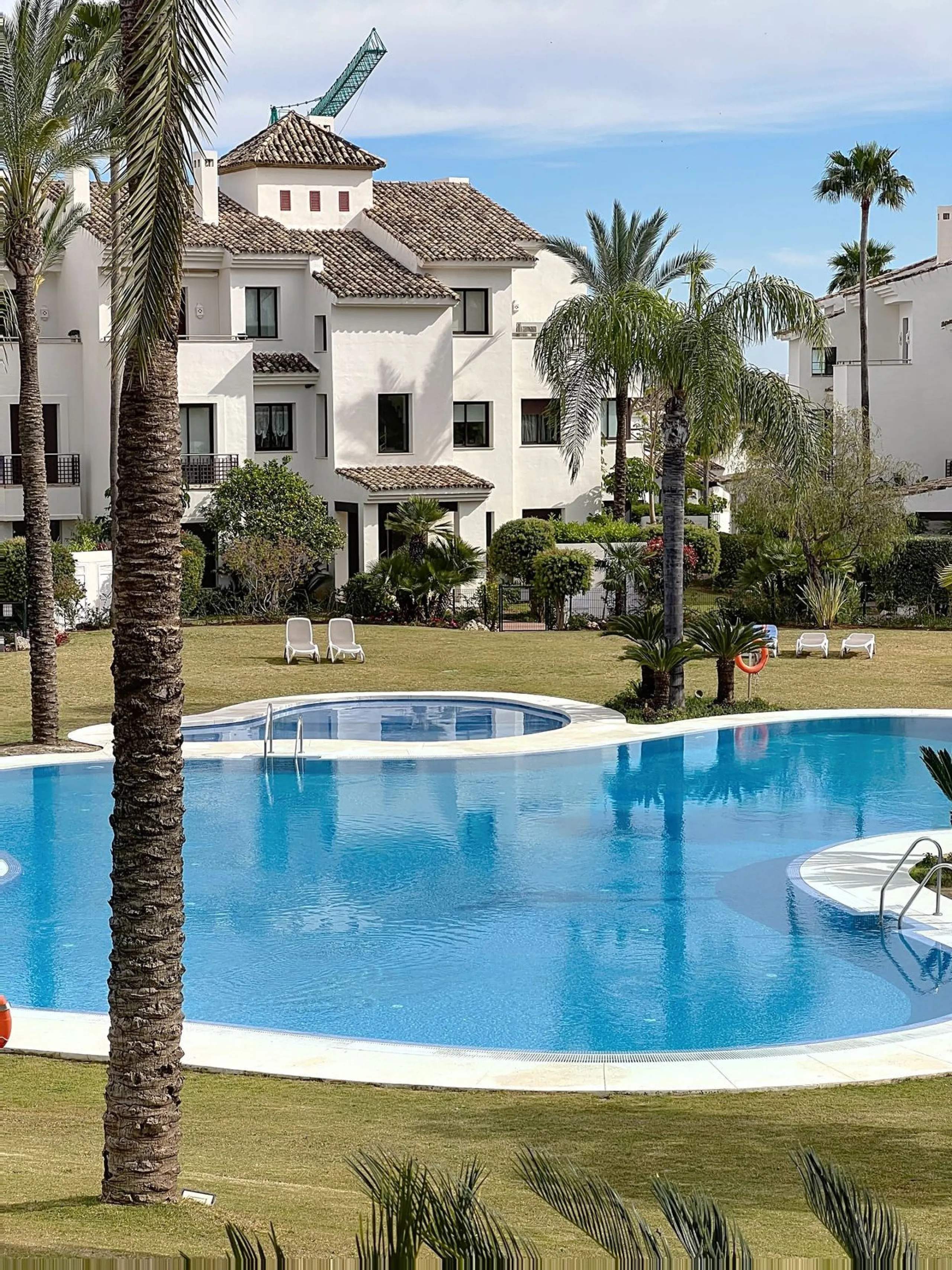 Beautiful Ground Floor Apartment with Garden in Gated & 24 h secured community in El Paraiso alto.