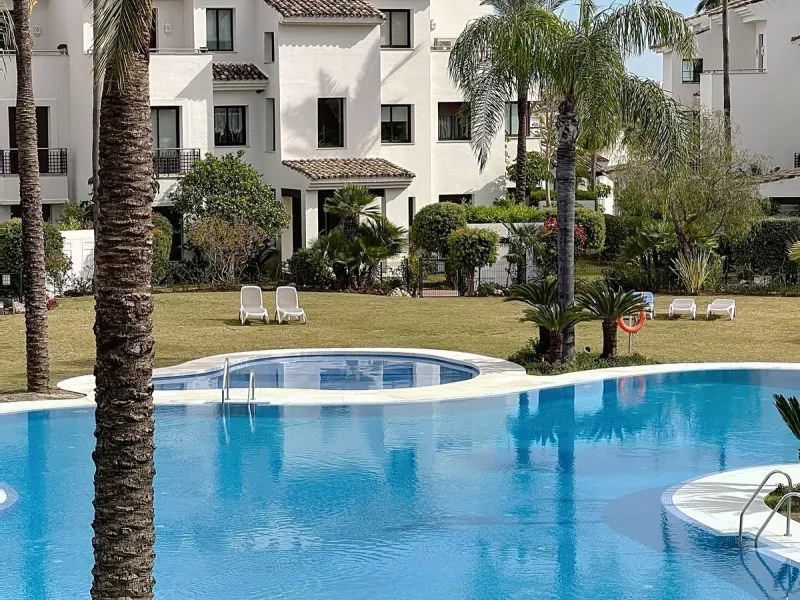 Beautiful Ground Floor Apartment with Garden in Gated & 24 h secured community in El Paraiso alto.