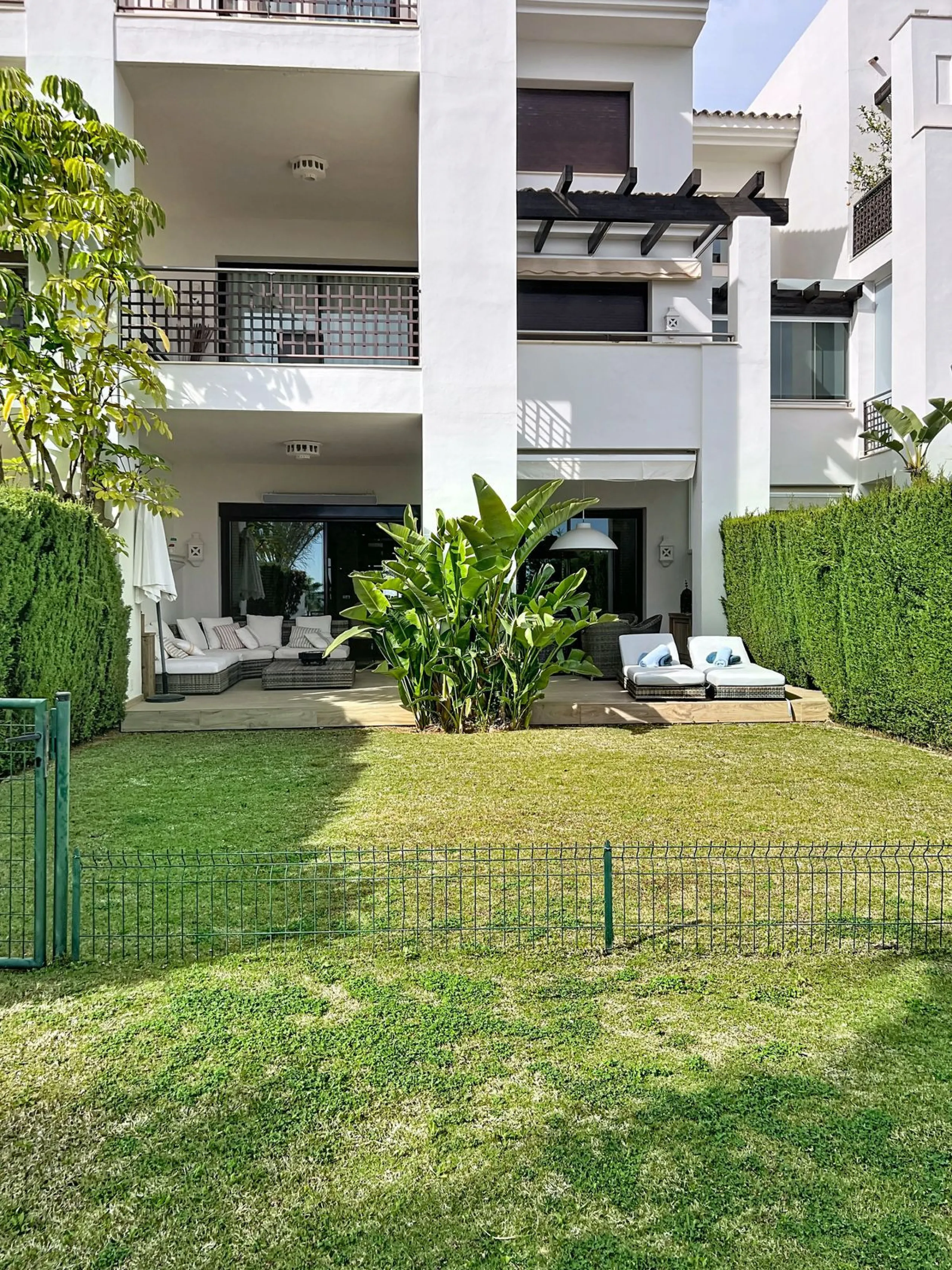 Beautiful Ground Floor Apartment with Garden in Gated & 24 h secured community in El Paraiso alto.