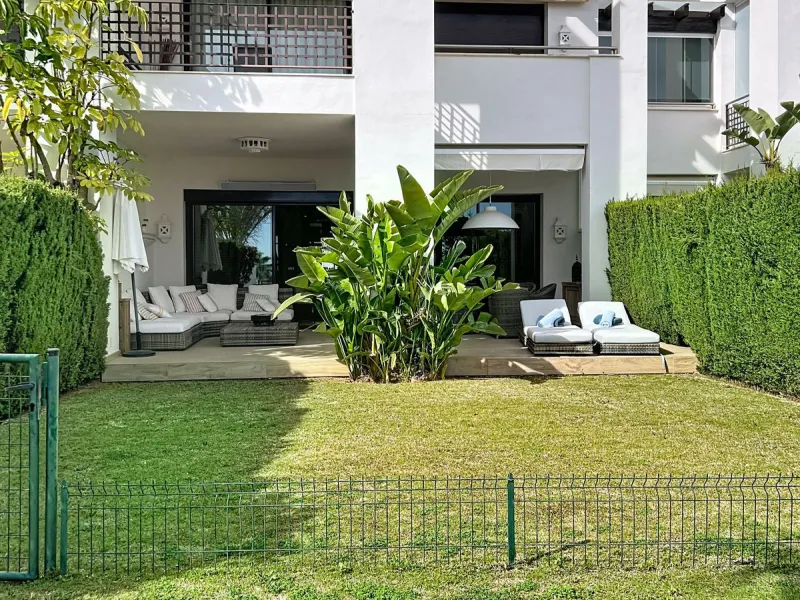 Beautiful Ground Floor Apartment with Garden in Gated & 24 h secured community in El Paraiso alto.