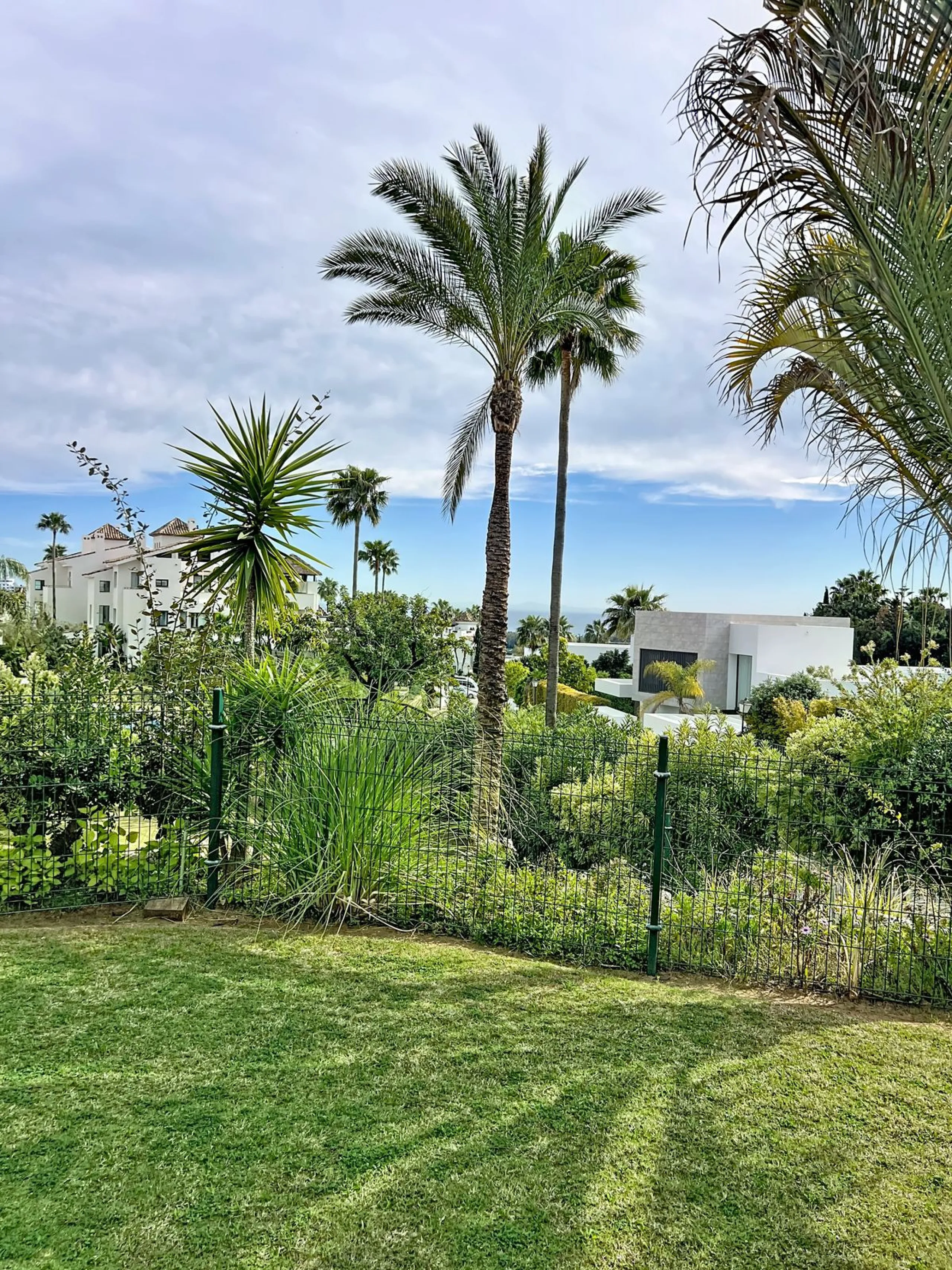 Beautiful Ground Floor Apartment with Garden in Gated & 24 h secured community in El Paraiso alto.