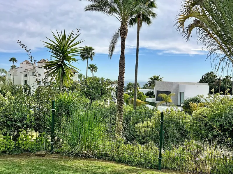Beautiful Ground Floor Apartment with Garden in Gated & 24 h secured community in El Paraiso alto.