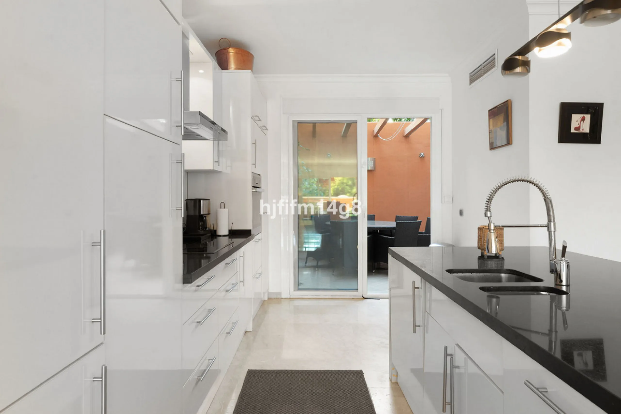 Apartment - Ground Floor Apartment в продаже в Marbella, Málaga. В доме 4 спален и 4 ванных комнат. Площадь дома 153 м². Площадь участка 30 м²