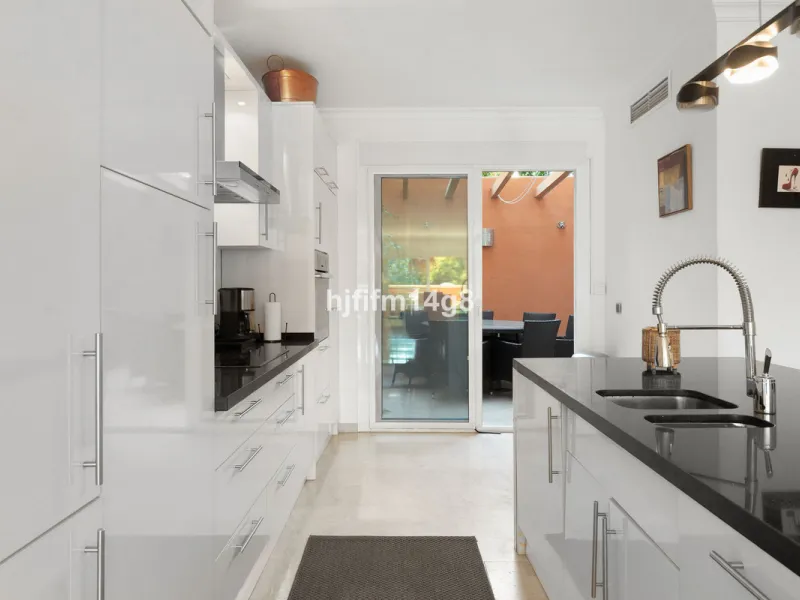 Apartment - Ground Floor Apartment в продаже в Marbella, Málaga. В доме 4 спален и 4 ванных комнат. Площадь дома 153 м². Площадь участка 30 м²