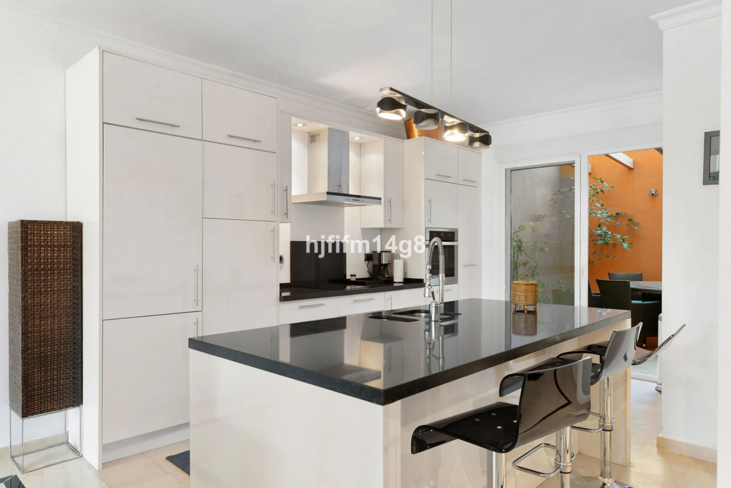 Apartment - Ground Floor Apartment в продаже в Marbella, Málaga. В доме 4 спален и 4 ванных комнат. Площадь дома 153 м². Площадь участка 30 м²