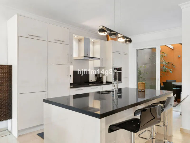 Apartment - Ground Floor Apartment в продаже в Marbella, Málaga. В доме 4 спален и 4 ванных комнат. Площадь дома 153 м². Площадь участка 30 м²