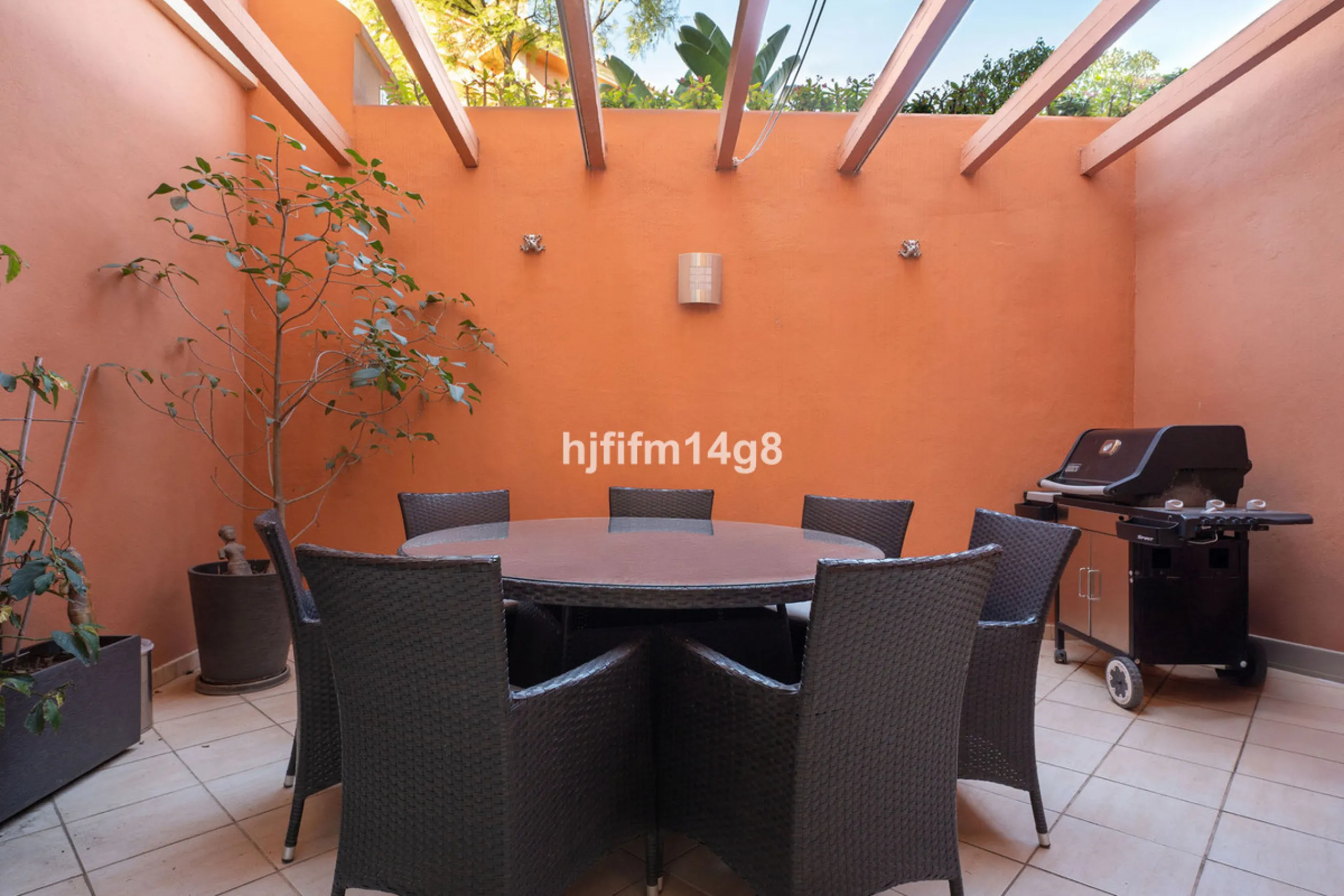 Apartment - Ground Floor Apartment в продаже в Marbella, Málaga. В доме 4 спален и 4 ванных комнат. Площадь дома 153 м². Площадь участка 30 м²
