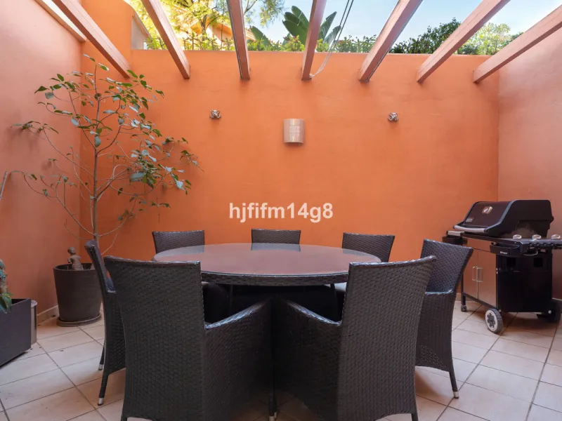 Apartment - Ground Floor Apartment в продаже в Marbella, Málaga. В доме 4 спален и 4 ванных комнат. Площадь дома 153 м². Площадь участка 30 м²