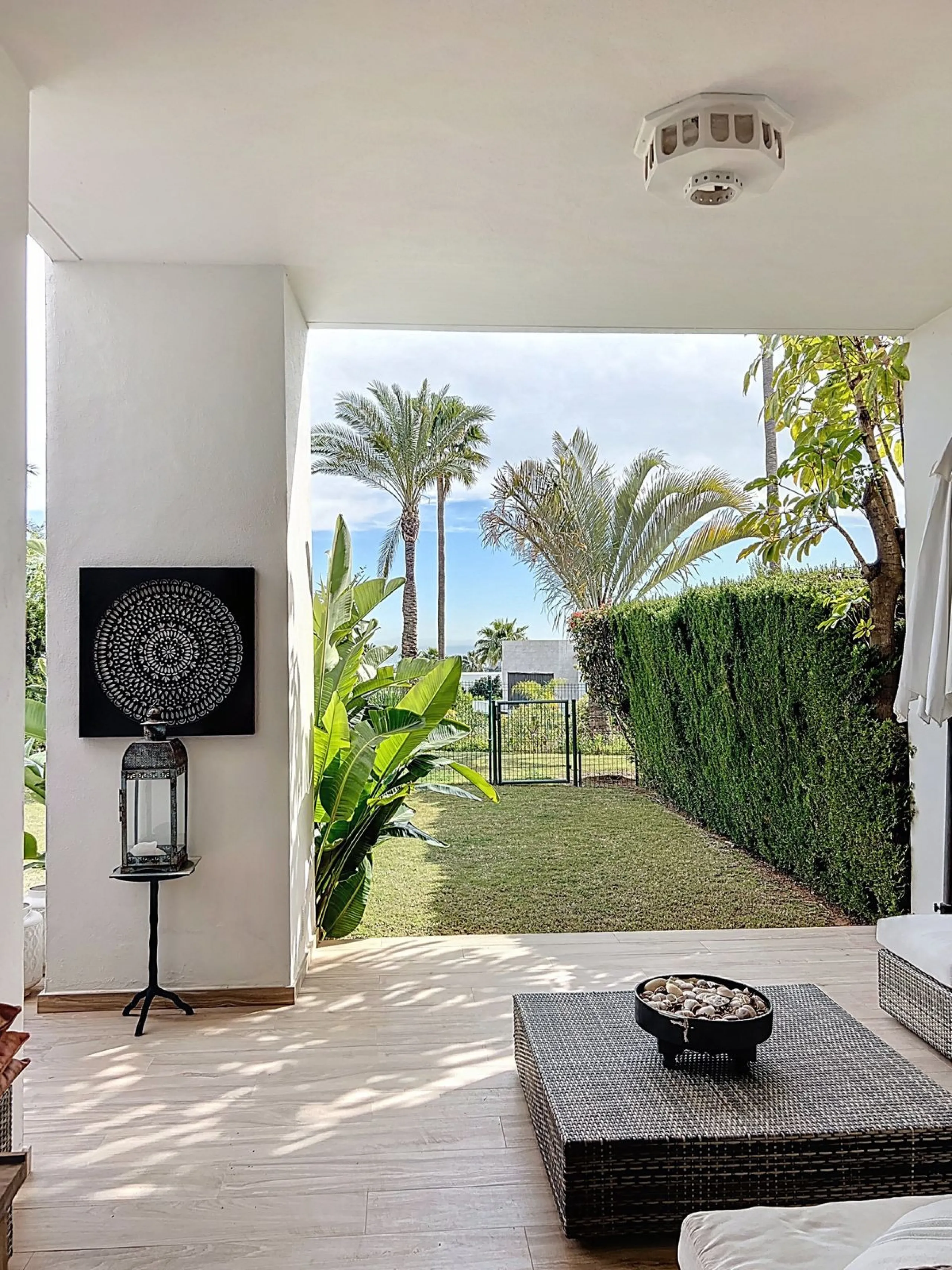 Beautiful Ground Floor Apartment with Garden in Gated & 24 h secured community in El Paraiso alto.