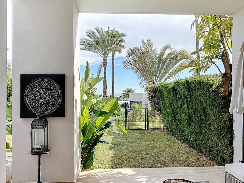Beautiful Ground Floor Apartment with Garden in Gated & 24 h secured community in El Paraiso alto.
