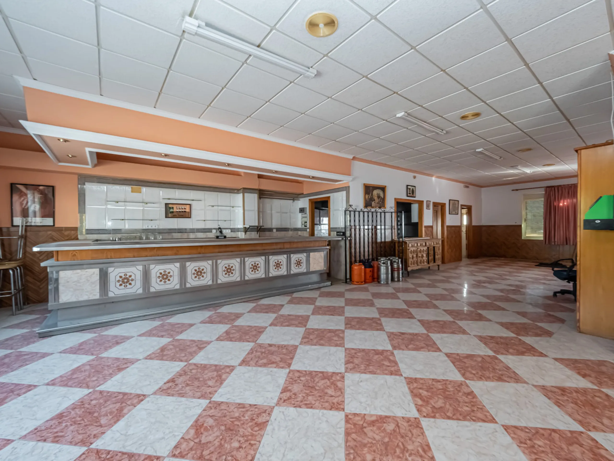We are pleased to present this excellent business opportunity in the town of Alozaina, in the heart of the Málaga Mountains. Ideal for entrepreneurs seeking a versatile space for a restaurant, events, or any commercial activity.