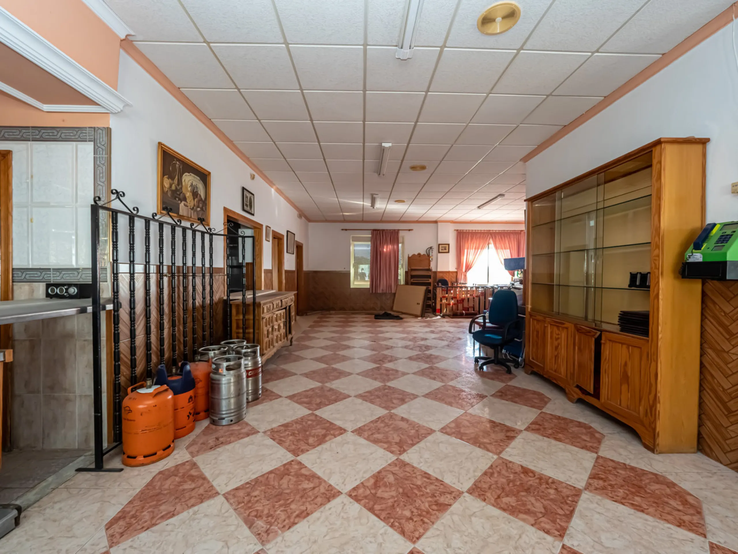We are pleased to present this excellent business opportunity in the town of Alozaina, in the heart of the Málaga Mountains. Ideal for entrepreneurs seeking a versatile space for a restaurant, events, or any commercial activity.