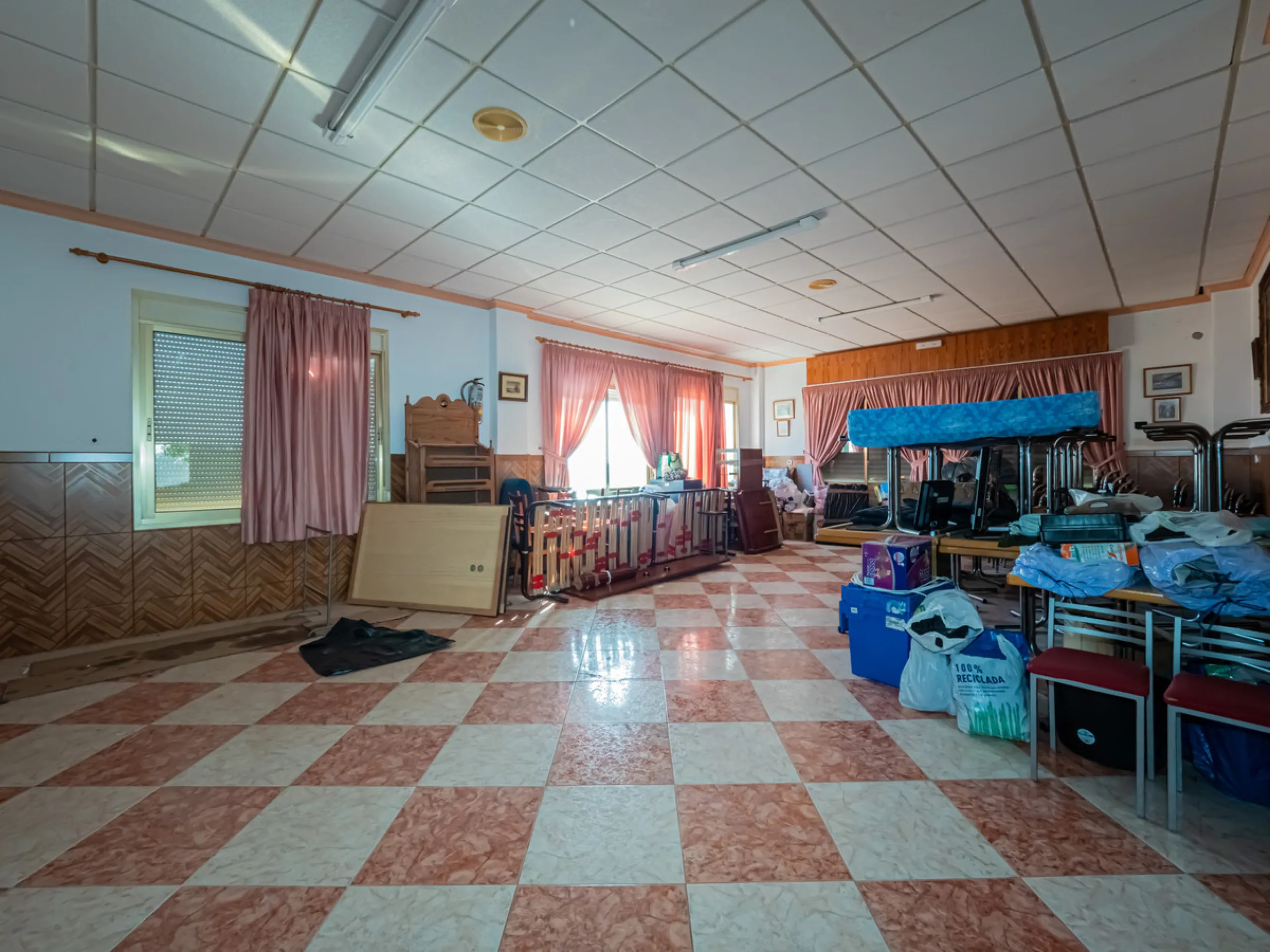 We are pleased to present this excellent business opportunity in the town of Alozaina, in the heart of the Málaga Mountains. Ideal for entrepreneurs seeking a versatile space for a restaurant, events, or any commercial activity.