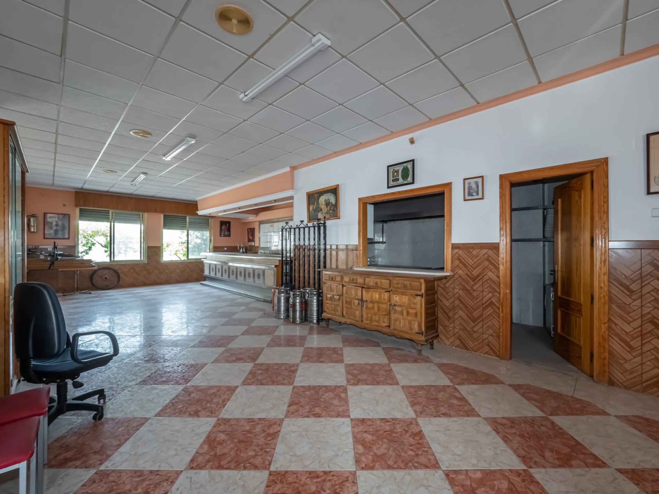 We are pleased to present this excellent business opportunity in the town of Alozaina, in the heart of the Málaga Mountains. Ideal for entrepreneurs seeking a versatile space for a restaurant, events, or any commercial activity.