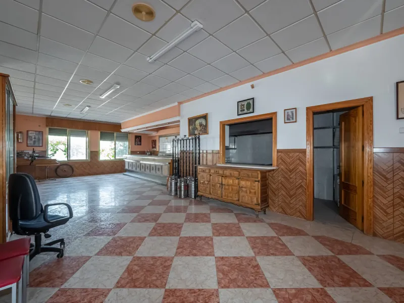 We are pleased to present this excellent business opportunity in the town of Alozaina, in the heart of the Málaga Mountains. Ideal for entrepreneurs seeking a versatile space for a restaurant, events, or any commercial activity.