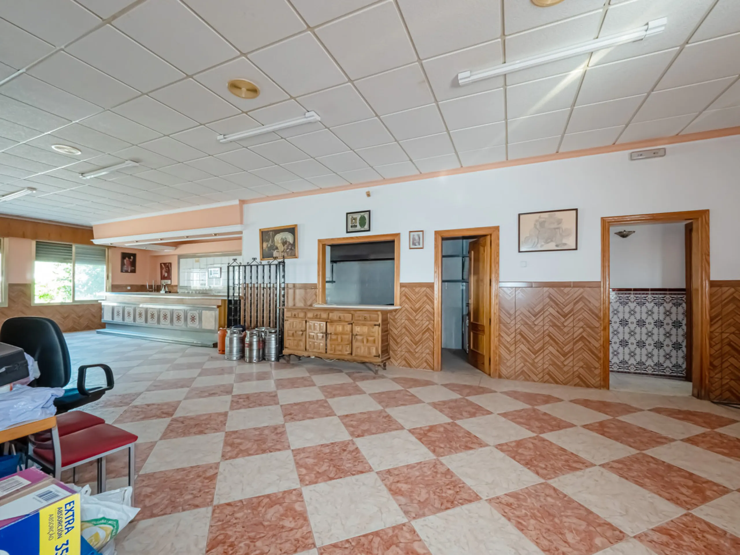 We are pleased to present this excellent business opportunity in the town of Alozaina, in the heart of the Málaga Mountains. Ideal for entrepreneurs seeking a versatile space for a restaurant, events, or any commercial activity.