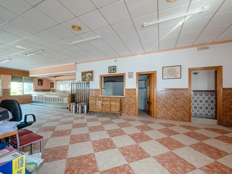 We are pleased to present this excellent business opportunity in the town of Alozaina, in the heart of the Málaga Mountains. Ideal for entrepreneurs seeking a versatile space for a restaurant, events, or any commercial activity.