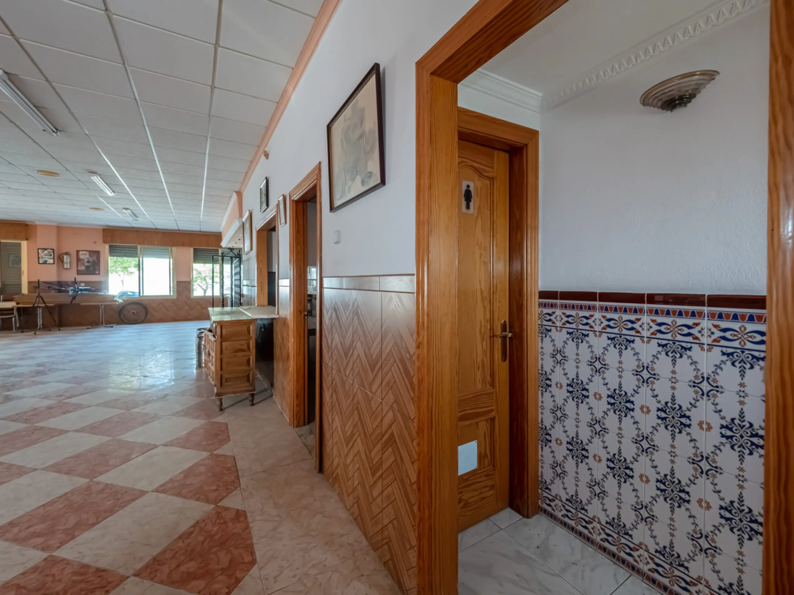 We are pleased to present this excellent business opportunity in the town of Alozaina, in the heart of the Málaga Mountains. Ideal for entrepreneurs seeking a versatile space for a restaurant, events, or any commercial activity.