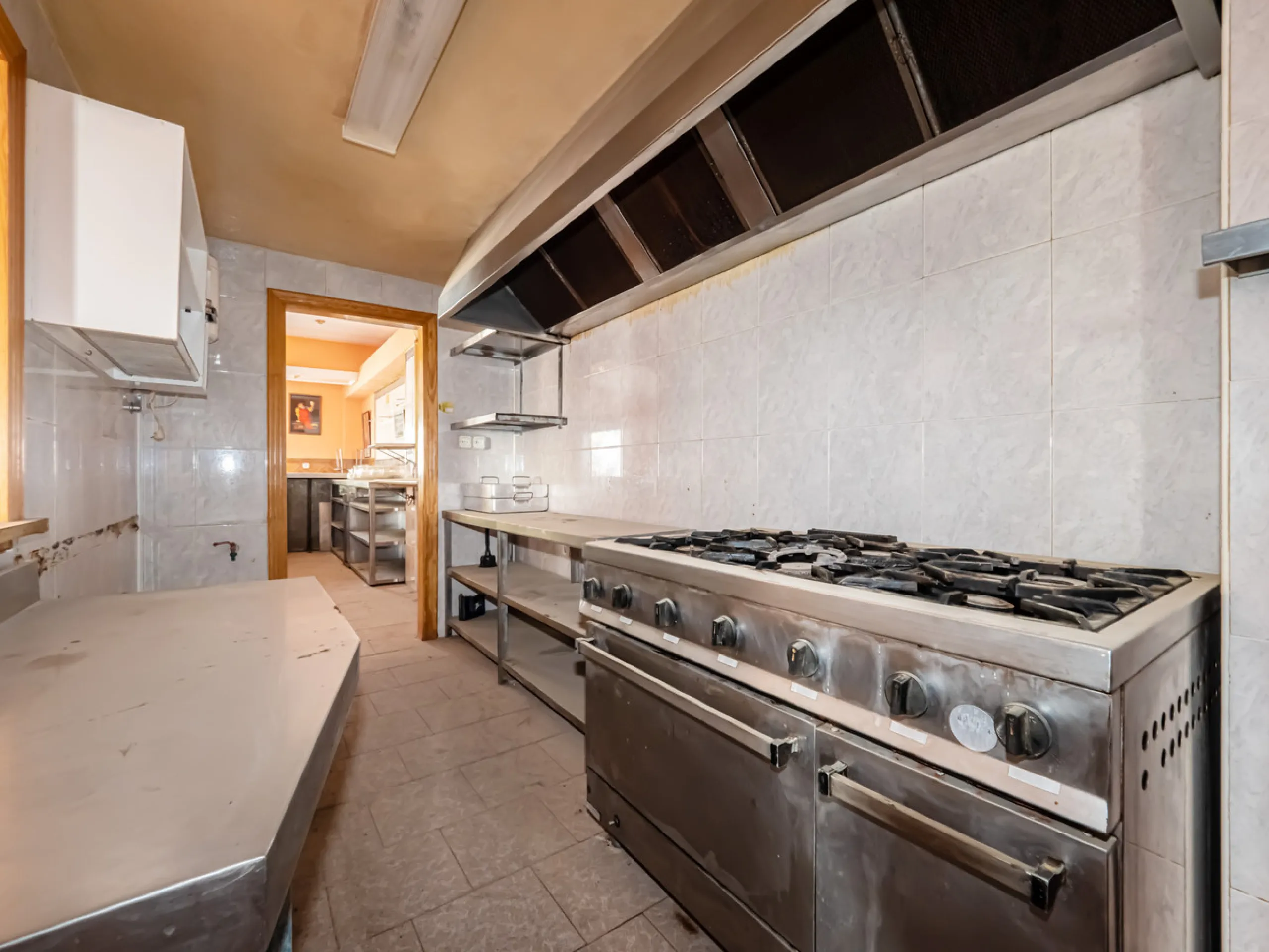 We are pleased to present this excellent business opportunity in the town of Alozaina, in the heart of the Málaga Mountains. Ideal for entrepreneurs seeking a versatile space for a restaurant, events, or any commercial activity.