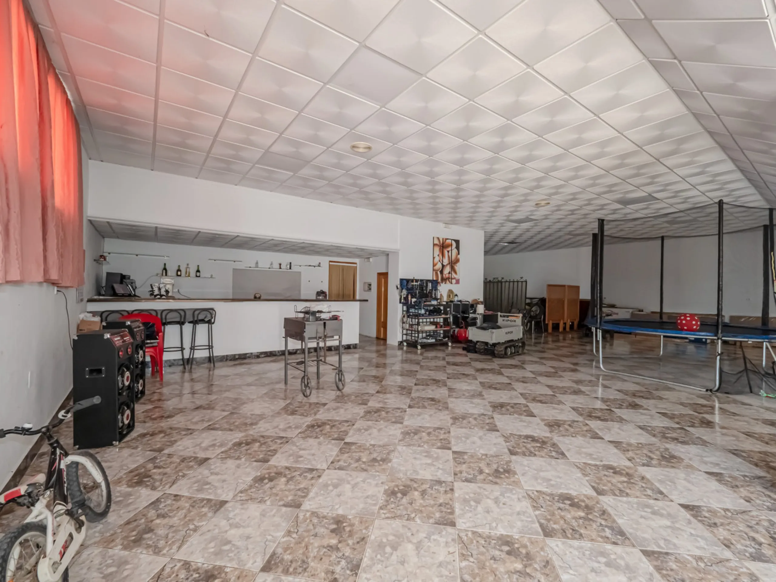 We are pleased to present this excellent business opportunity in the town of Alozaina, in the heart of the Málaga Mountains. Ideal for entrepreneurs seeking a versatile space for a restaurant, events, or any commercial activity.