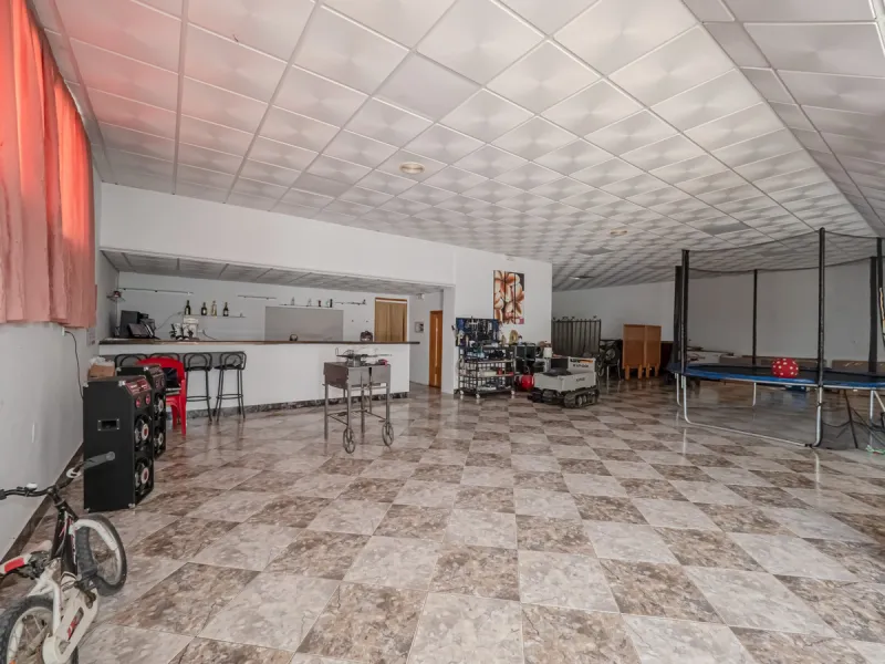 We are pleased to present this excellent business opportunity in the town of Alozaina, in the heart of the Málaga Mountains. Ideal for entrepreneurs seeking a versatile space for a restaurant, events, or any commercial activity.