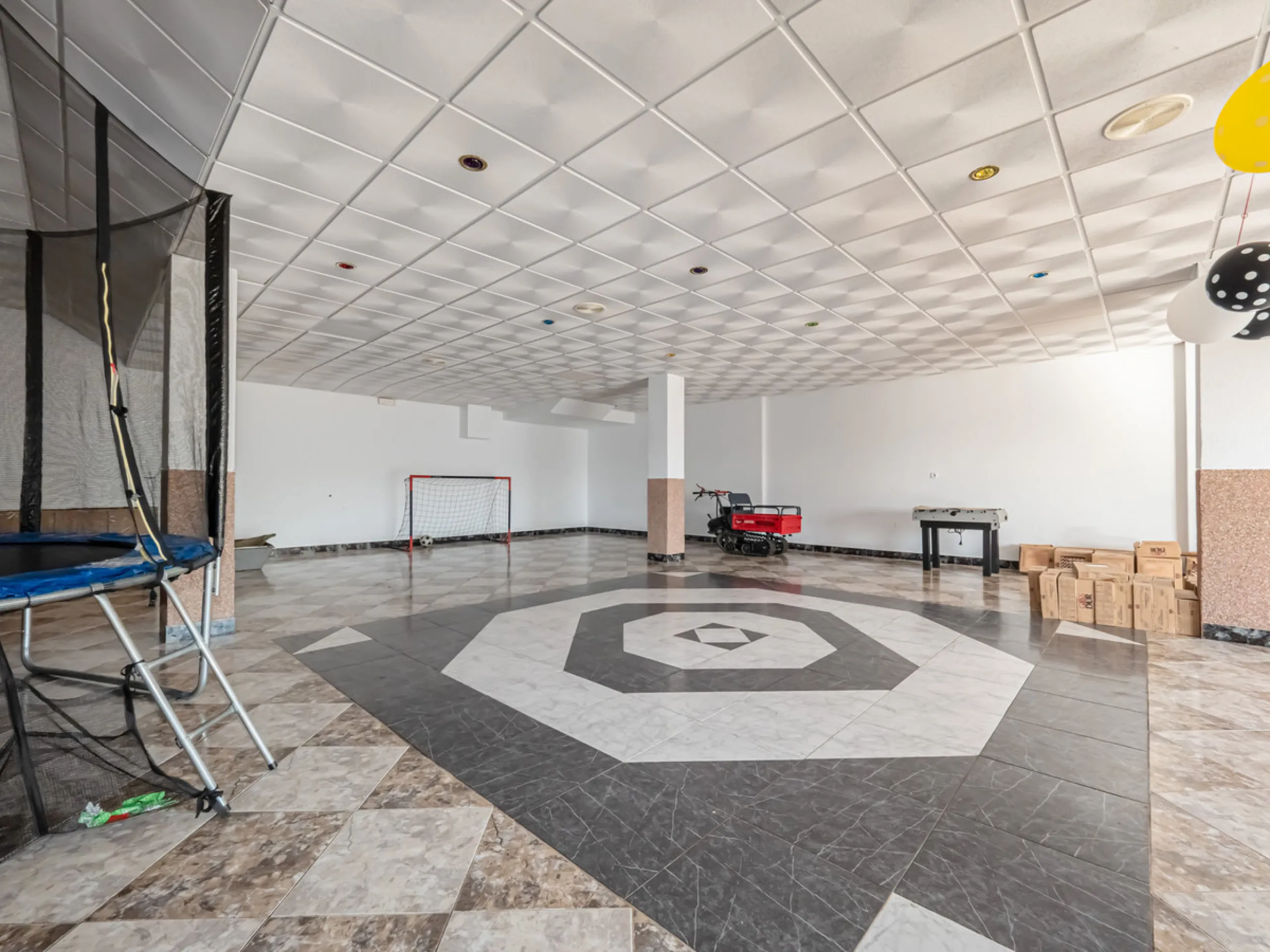 We are pleased to present this excellent business opportunity in the town of Alozaina, in the heart of the Málaga Mountains. Ideal for entrepreneurs seeking a versatile space for a restaurant, events, or any commercial activity.