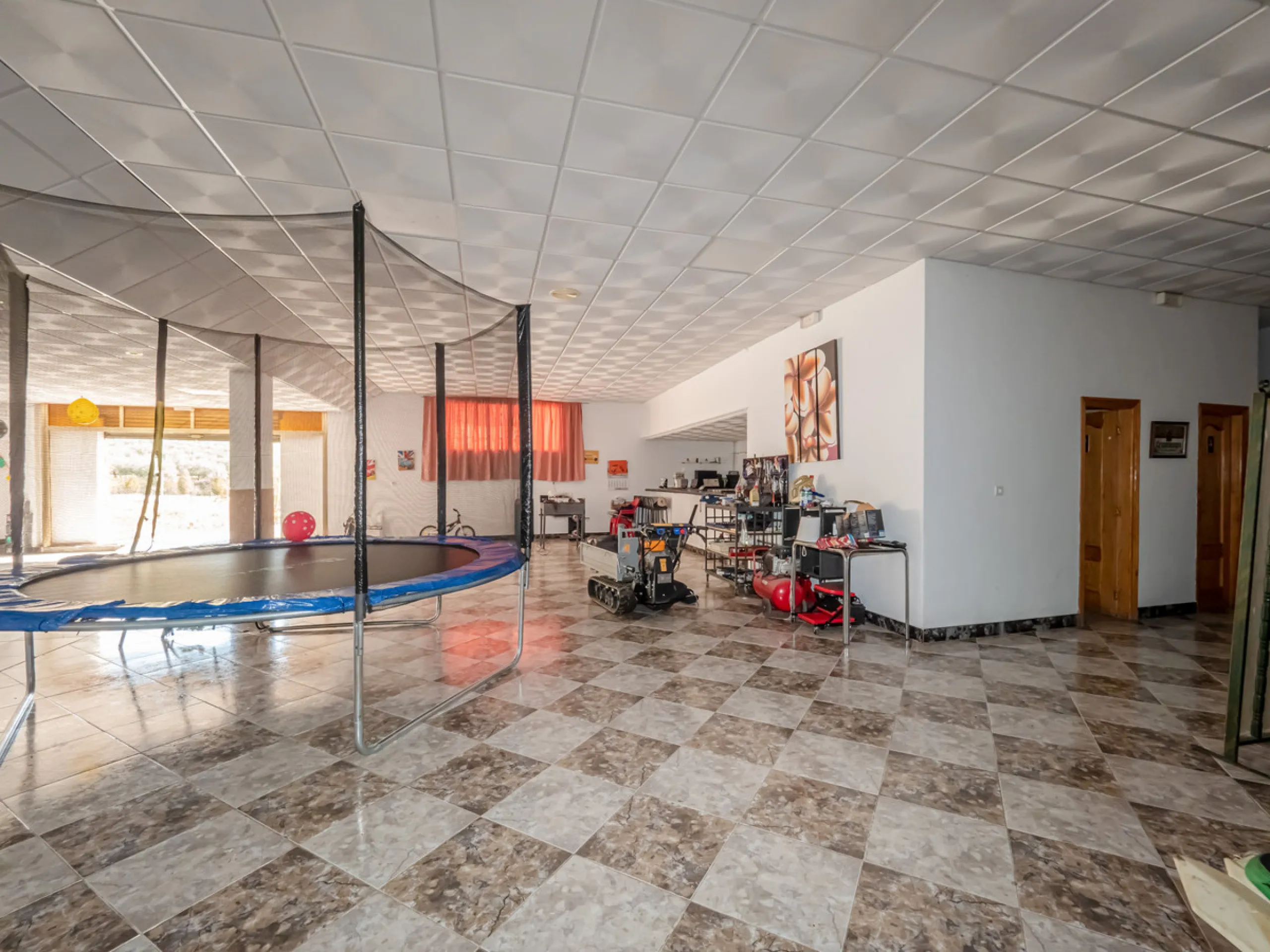 We are pleased to present this excellent business opportunity in the town of Alozaina, in the heart of the Málaga Mountains. Ideal for entrepreneurs seeking a versatile space for a restaurant, events, or any commercial activity.