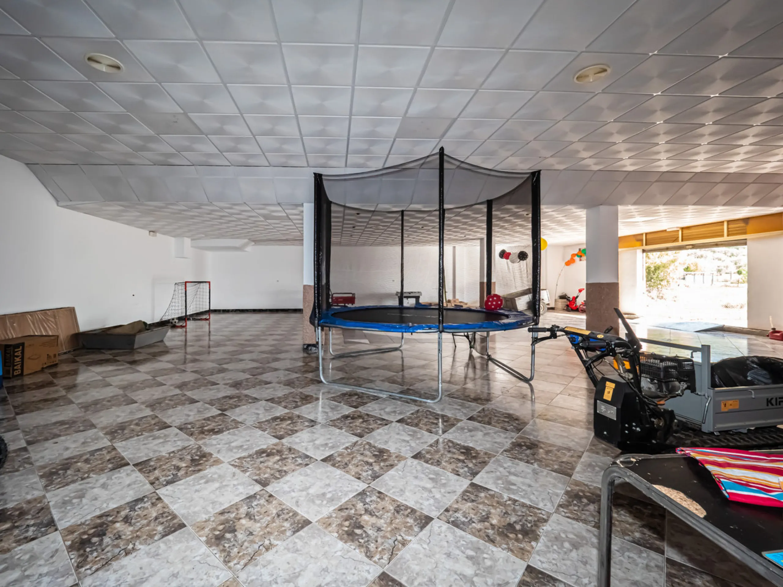 We are pleased to present this excellent business opportunity in the town of Alozaina, in the heart of the Málaga Mountains. Ideal for entrepreneurs seeking a versatile space for a restaurant, events, or any commercial activity.