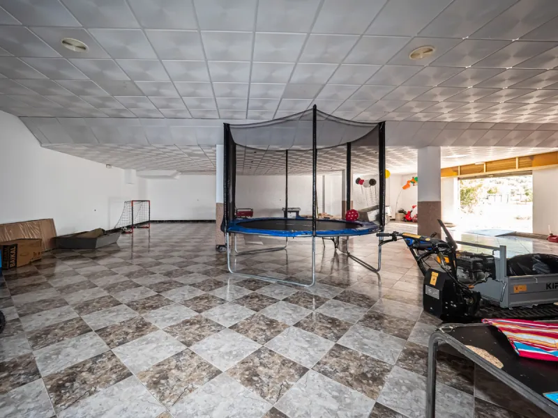 We are pleased to present this excellent business opportunity in the town of Alozaina, in the heart of the Málaga Mountains. Ideal for entrepreneurs seeking a versatile space for a restaurant, events, or any commercial activity.