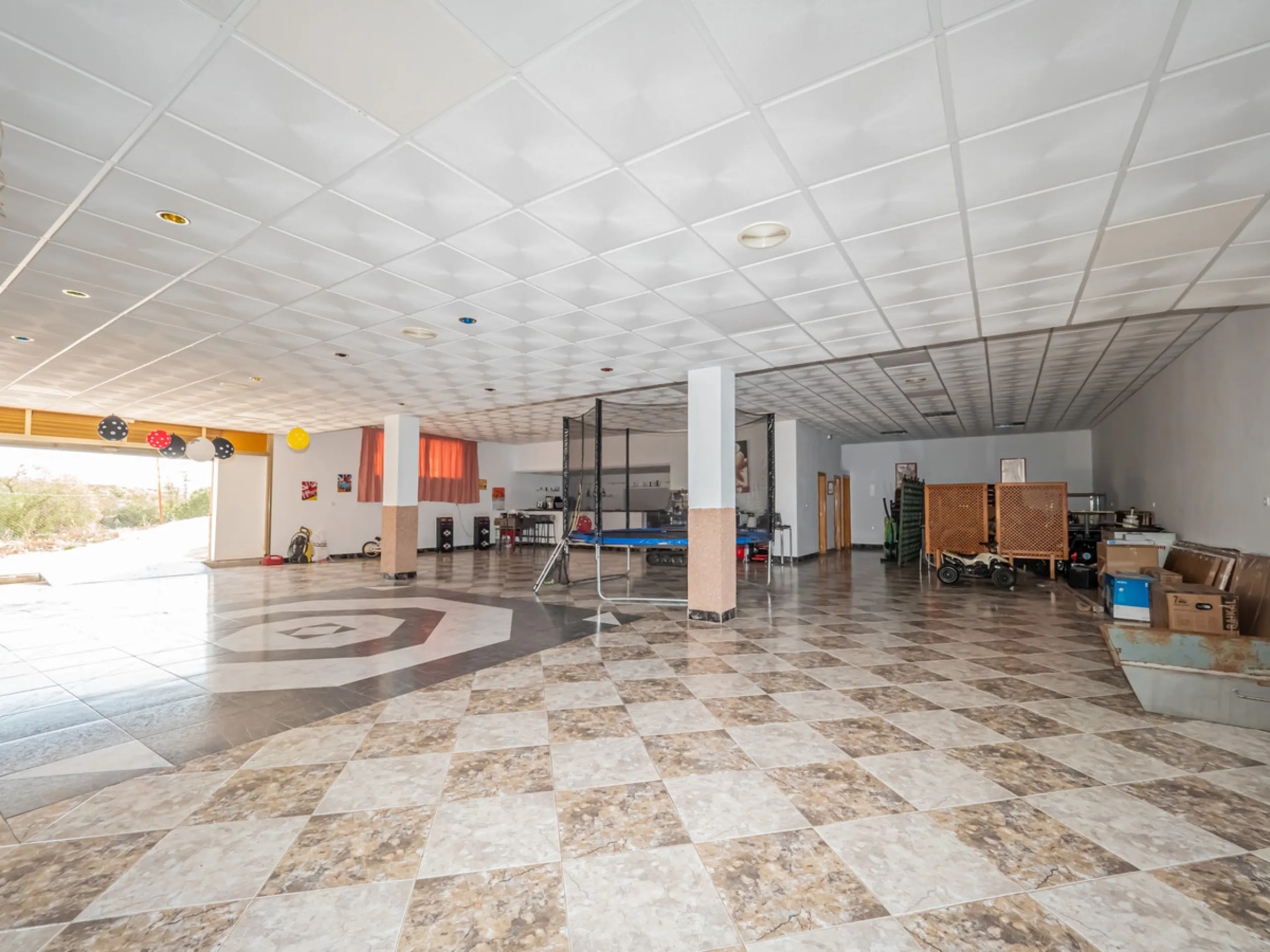We are pleased to present this excellent business opportunity in the town of Alozaina, in the heart of the Málaga Mountains. Ideal for entrepreneurs seeking a versatile space for a restaurant, events, or any commercial activity.