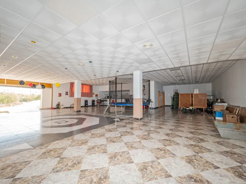 We are pleased to present this excellent business opportunity in the town of Alozaina, in the heart of the Málaga Mountains. Ideal for entrepreneurs seeking a versatile space for a restaurant, events, or any commercial activity.