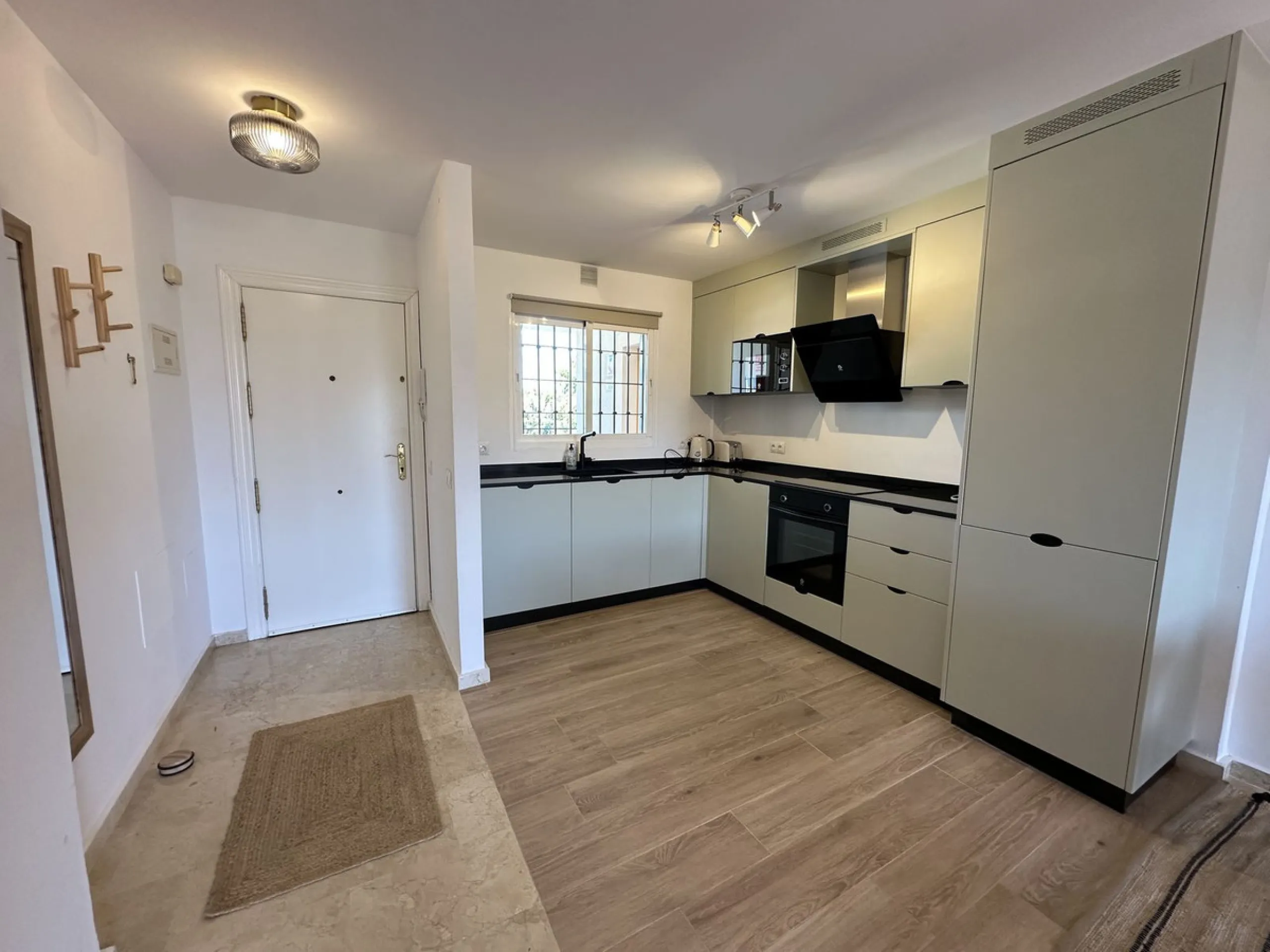 Top floor with a very large solarium/rooftop terrace!