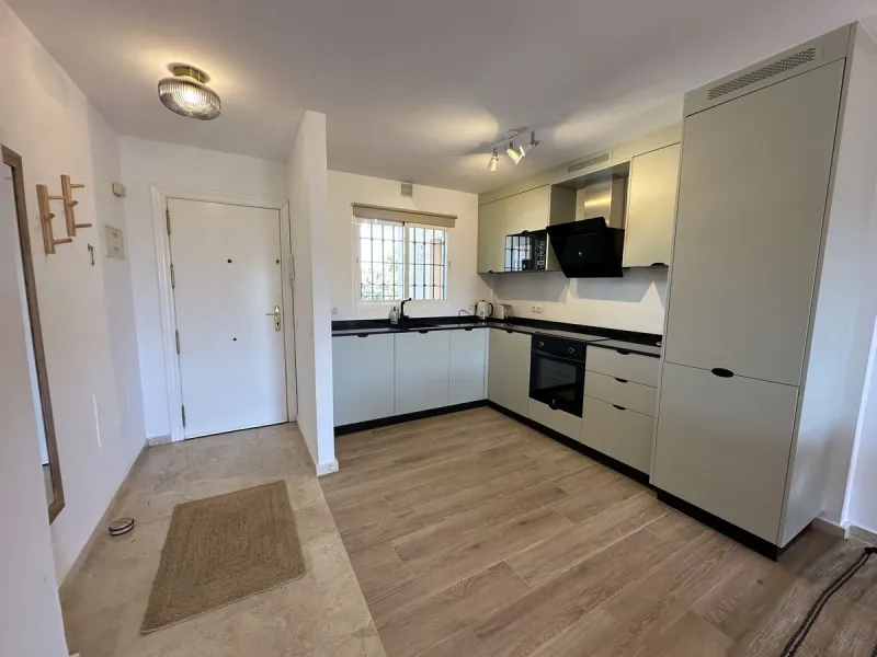 Top floor with a very large solarium/rooftop terrace!