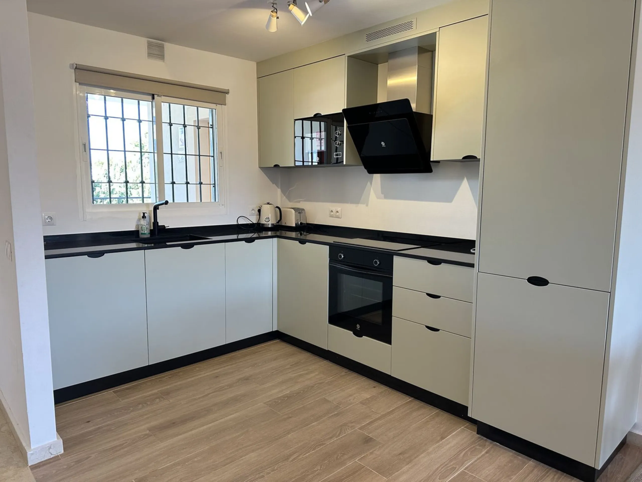 Top floor with a very large solarium/rooftop terrace!