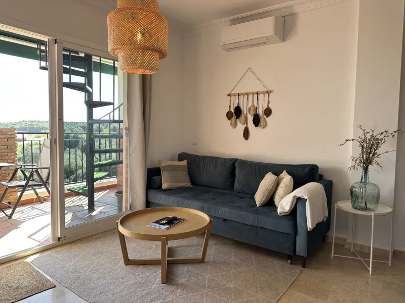 Top floor with a very large solarium/rooftop terrace!