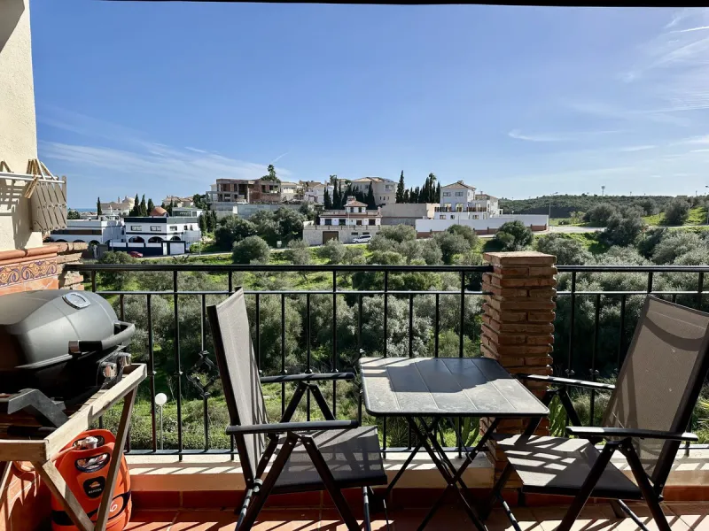 Top floor with a very large solarium/rooftop terrace!