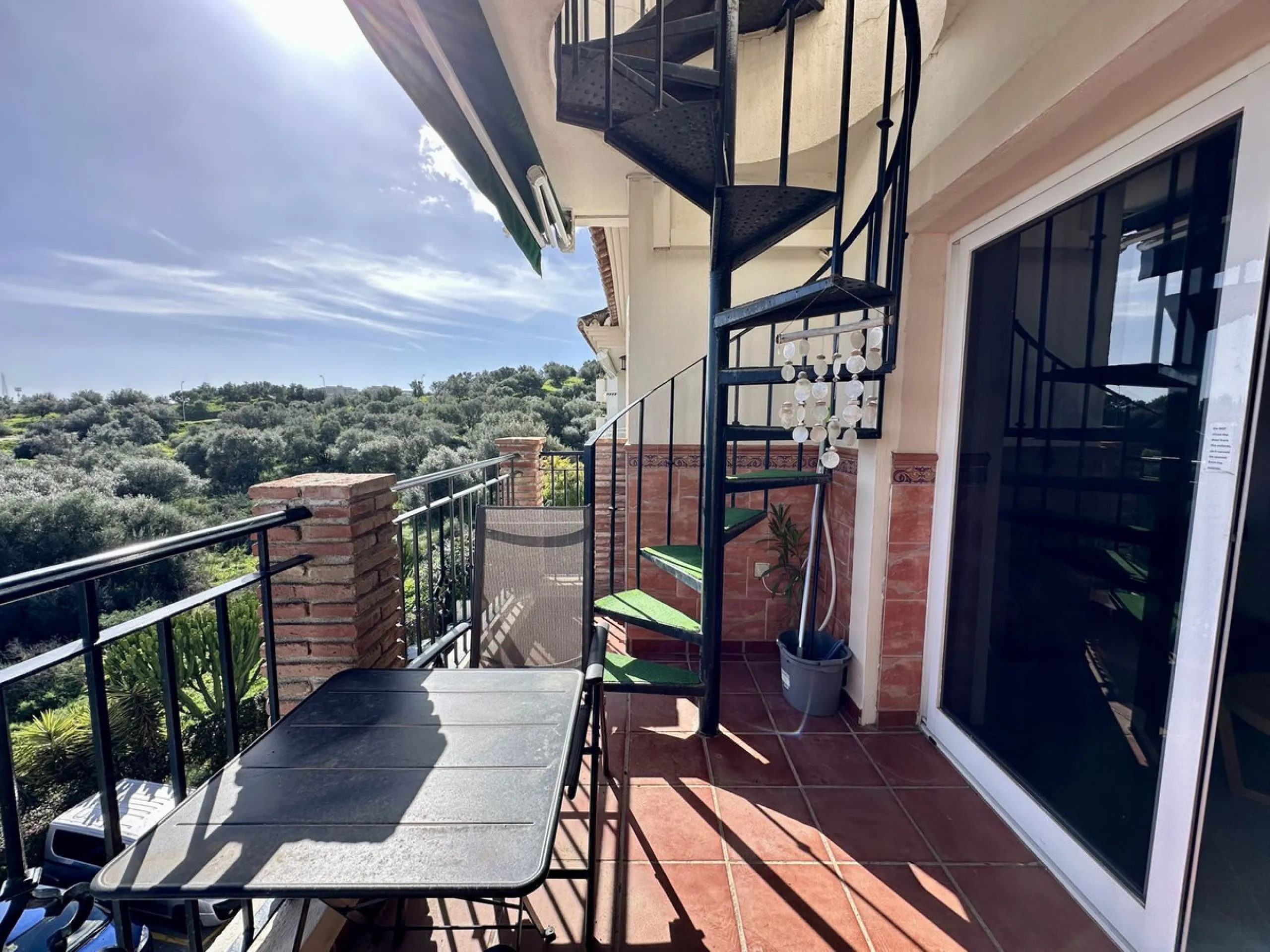 Top floor with a very large solarium/rooftop terrace!