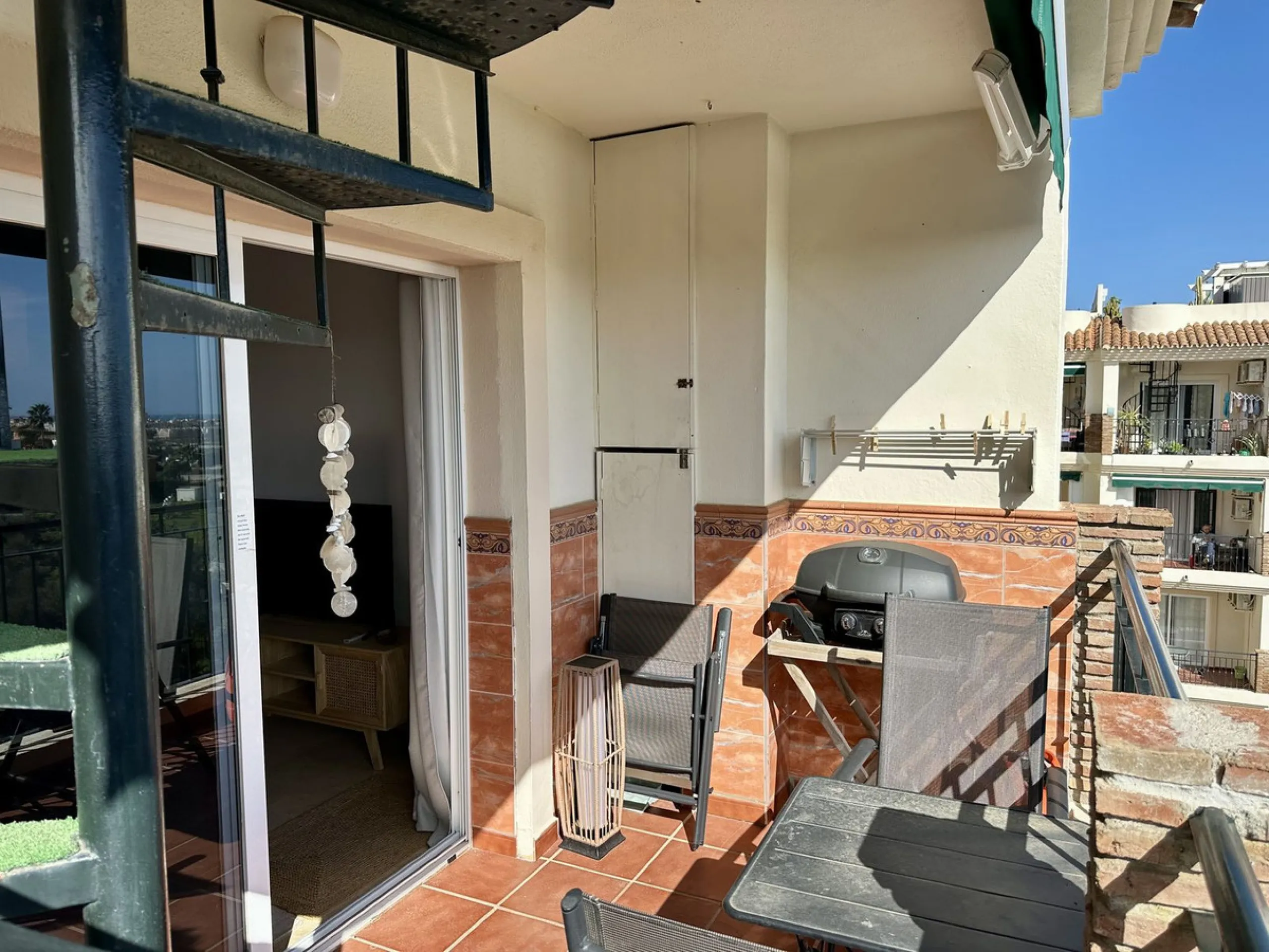 Top floor with a very large solarium/rooftop terrace!