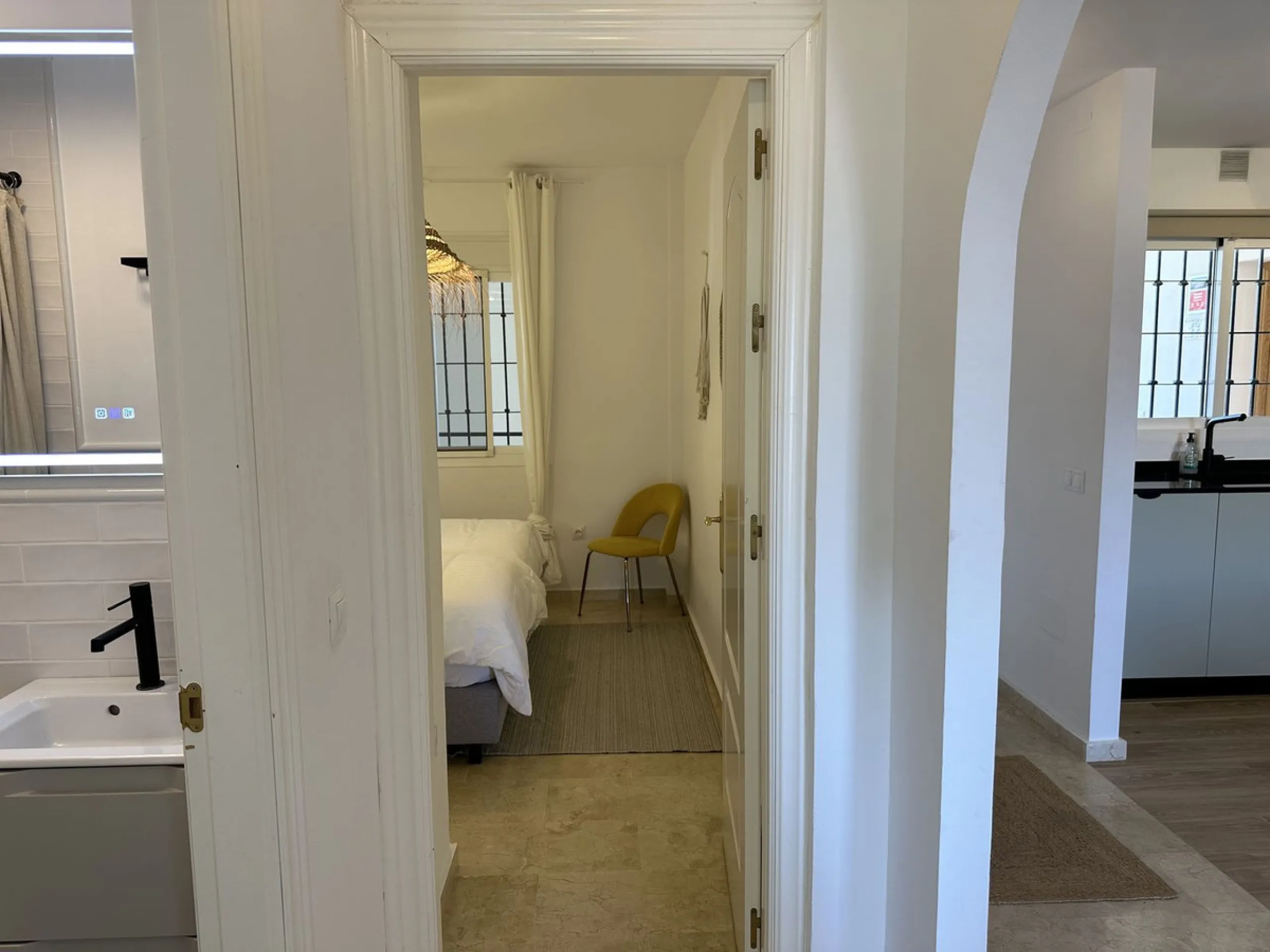 Top floor with a very large solarium/rooftop terrace!