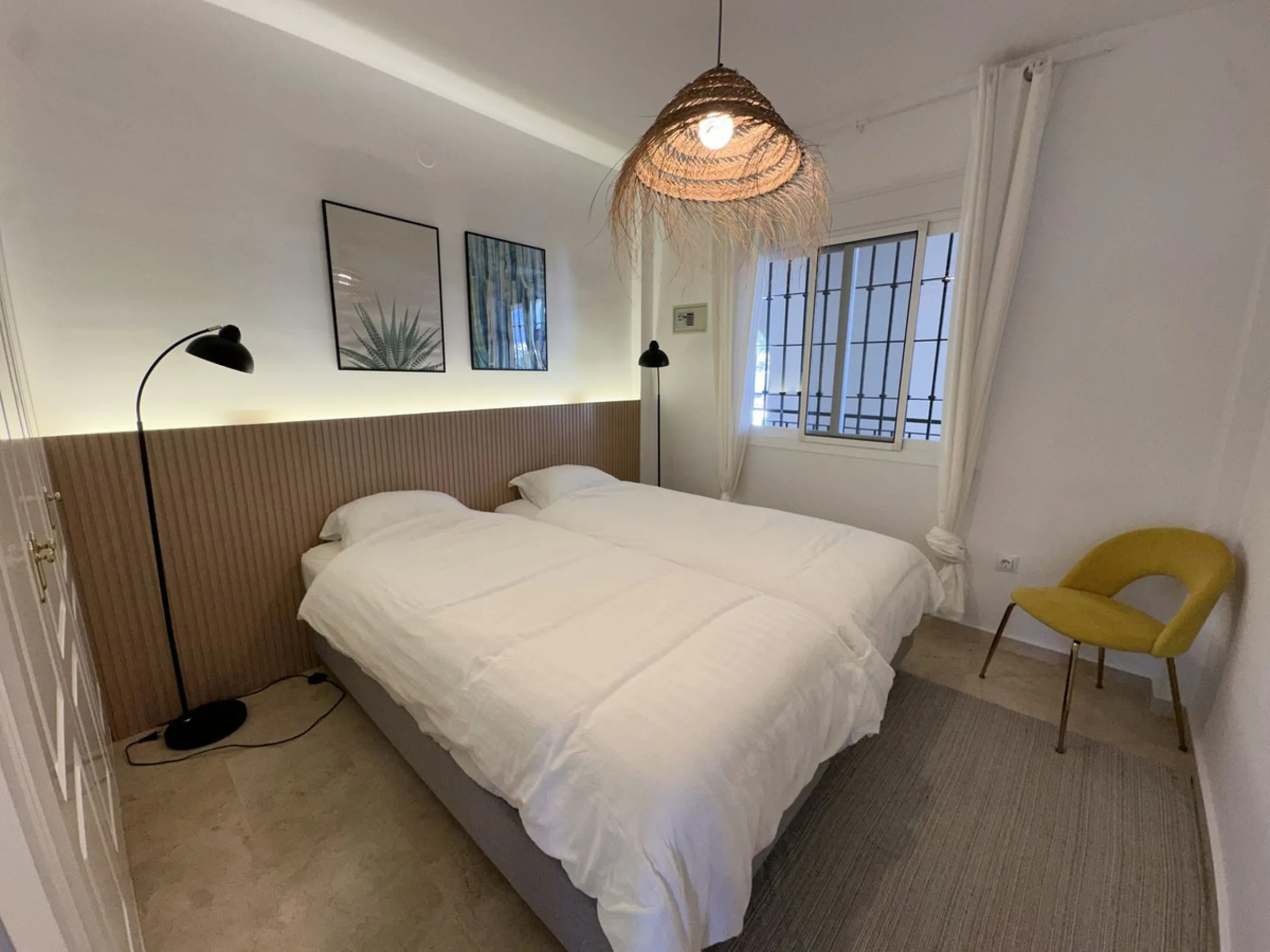 Top floor with a very large solarium/rooftop terrace!