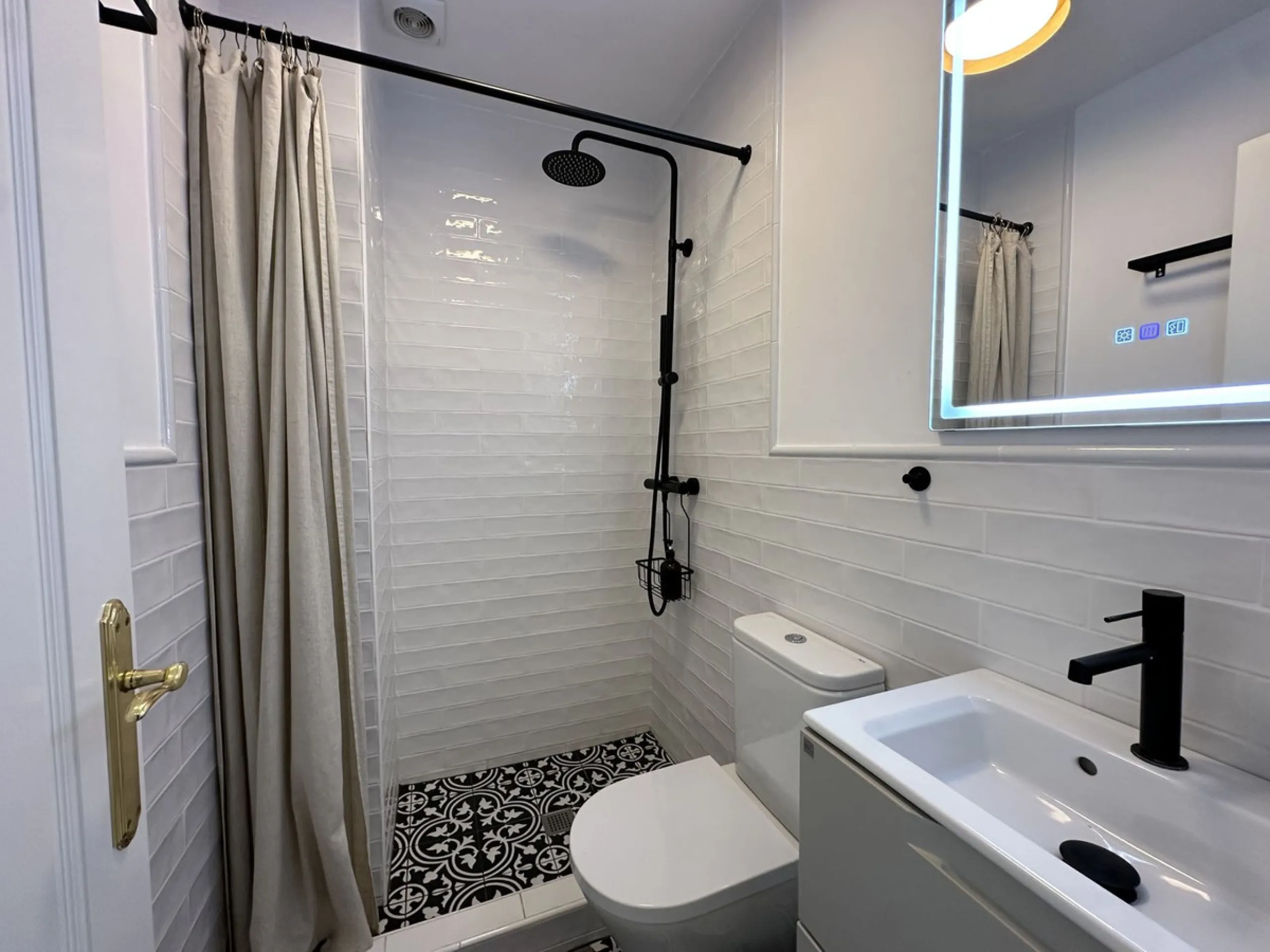 Top floor with a very large solarium/rooftop terrace!