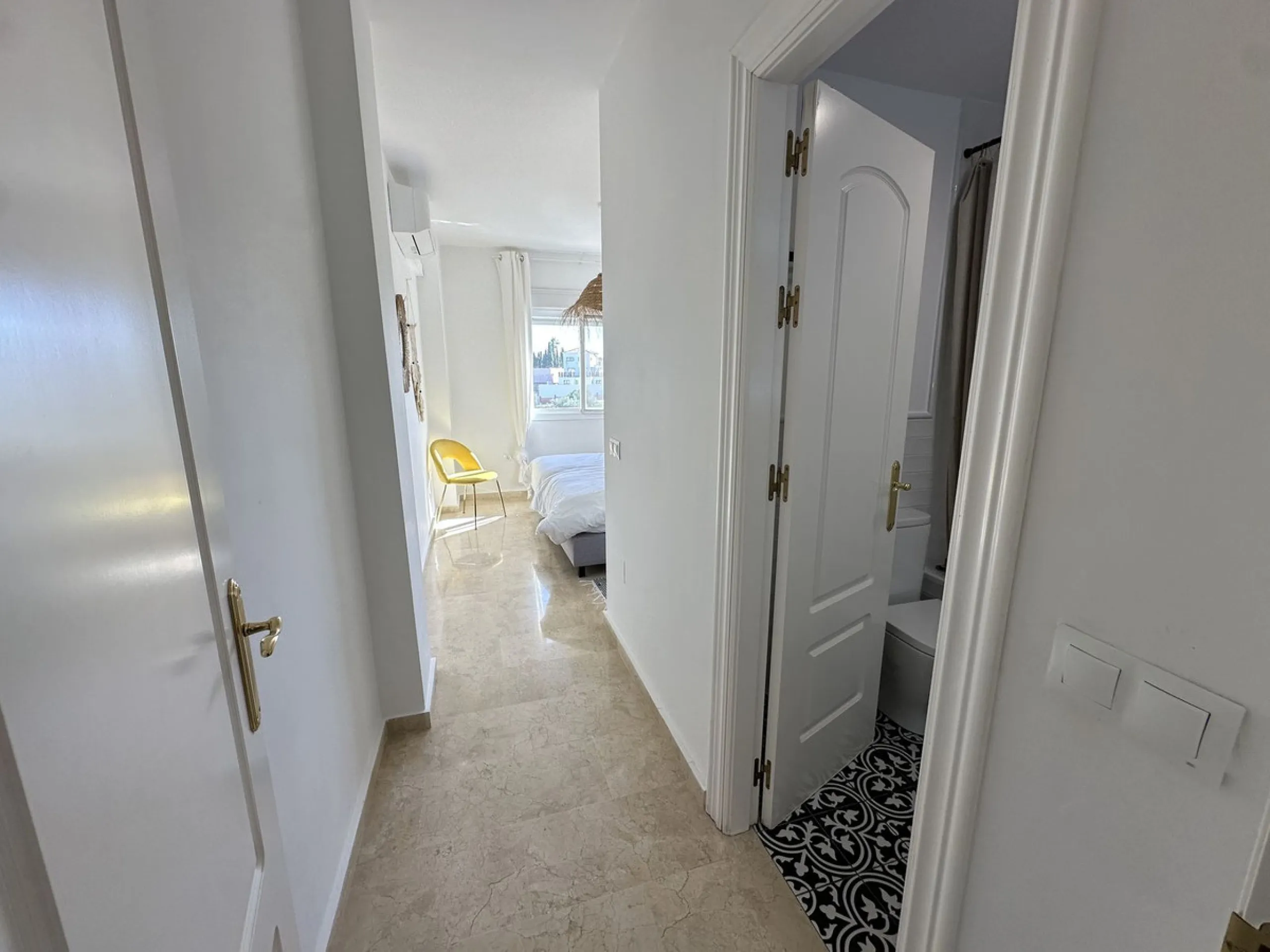 Top floor with a very large solarium/rooftop terrace!