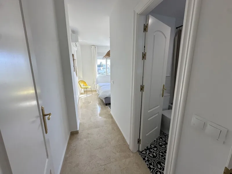 Top floor with a very large solarium/rooftop terrace!