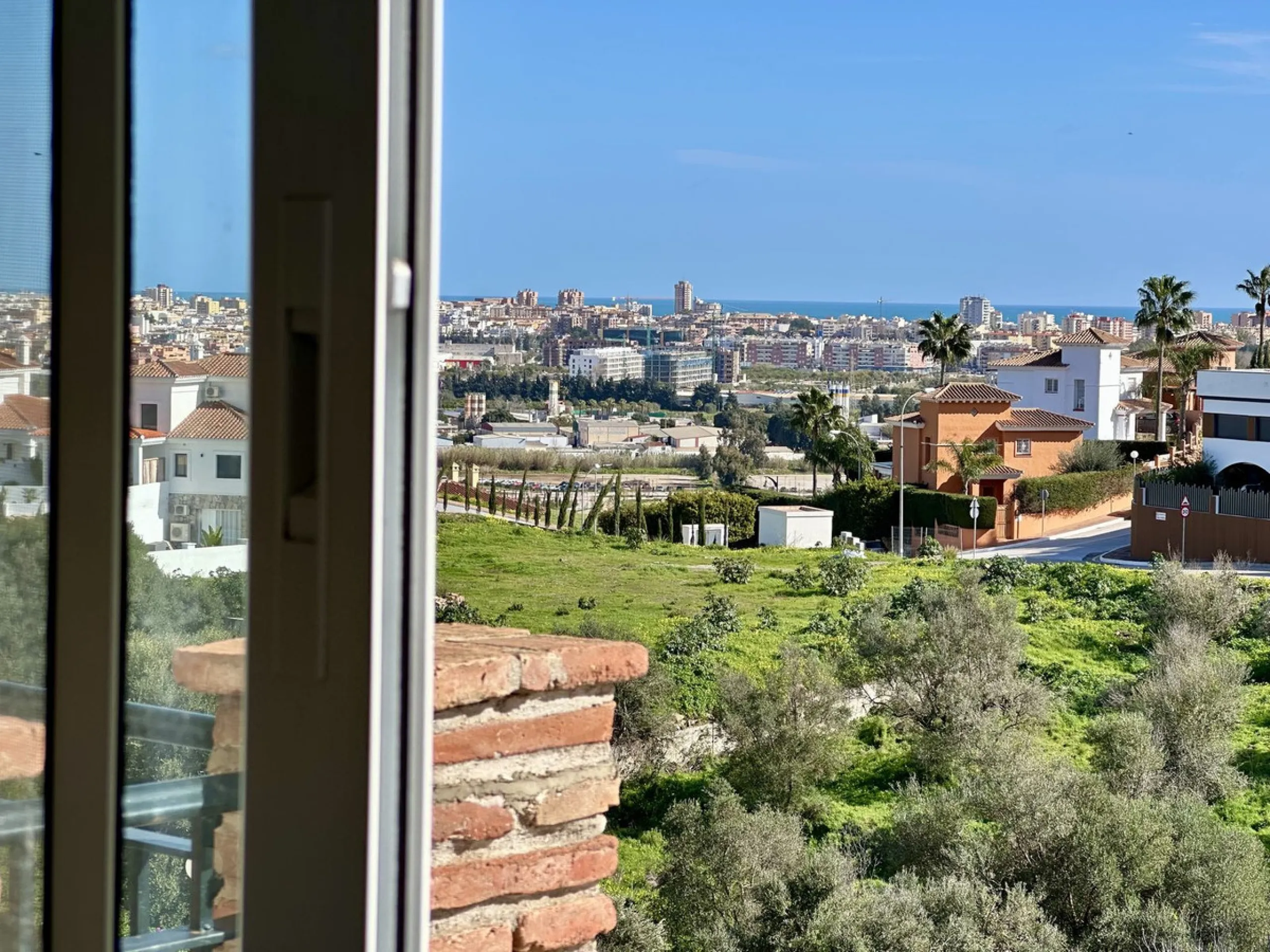 Top floor with a very large solarium/rooftop terrace!